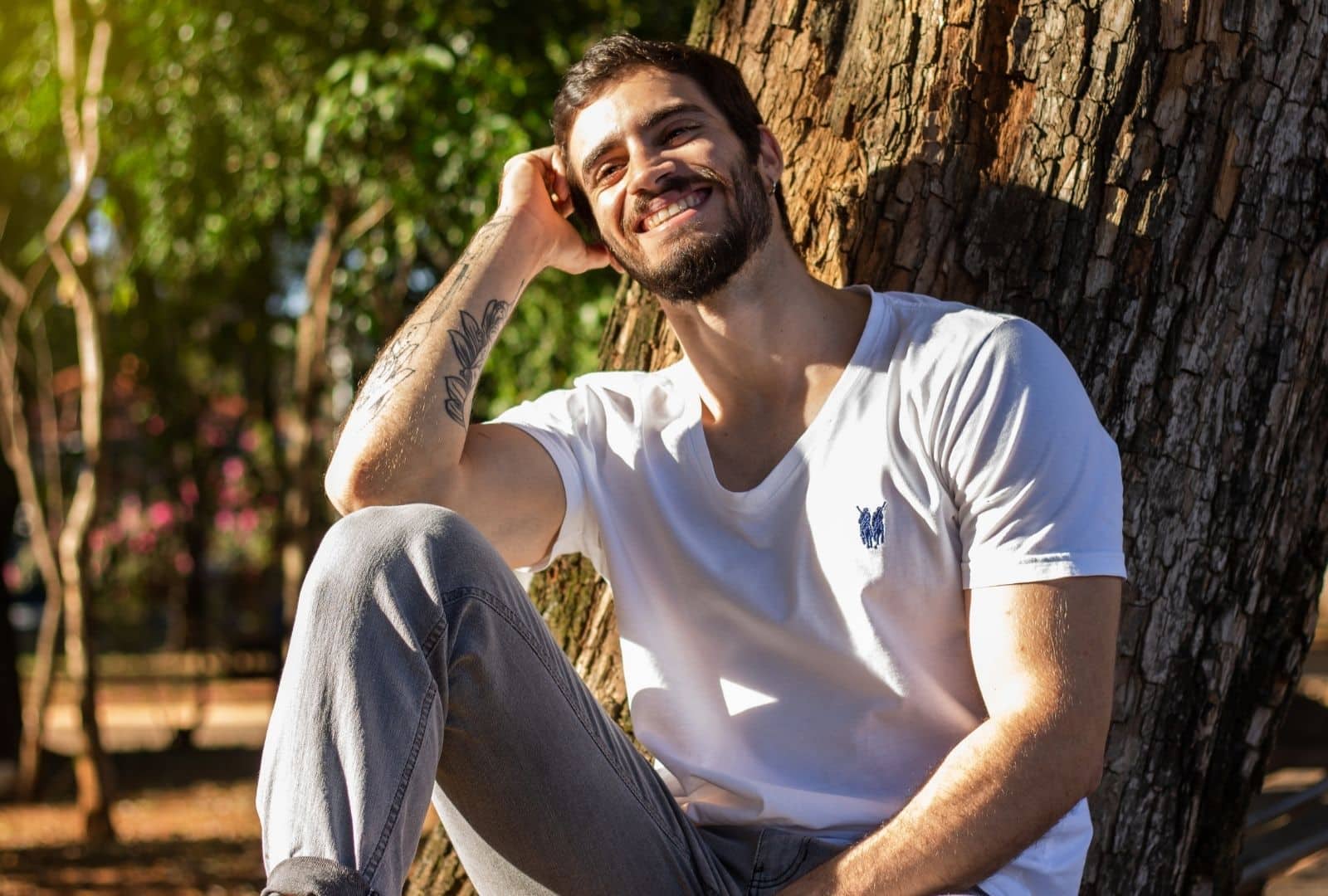 אדם צעיר עם נכות כללית עובד במשרד מואר, מסמל עצמאות ותמיכה כלכלית מהביטוח הלאומי.