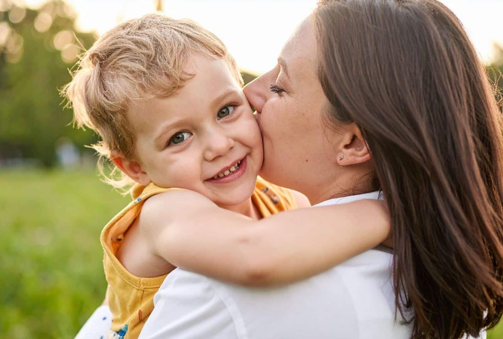 זוג קשישים מחבקים זה את זה בחמימות על ספה בסלון ביתי, מסמל תמיכה משפחתית לניידות נוחה יותר עם תו נכה לרכב.