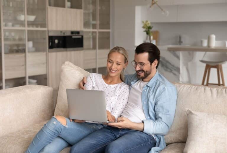 זוג בודק מידע אונליין על זכאות לתו נכה לחולה סרטן והטבות רפואיות