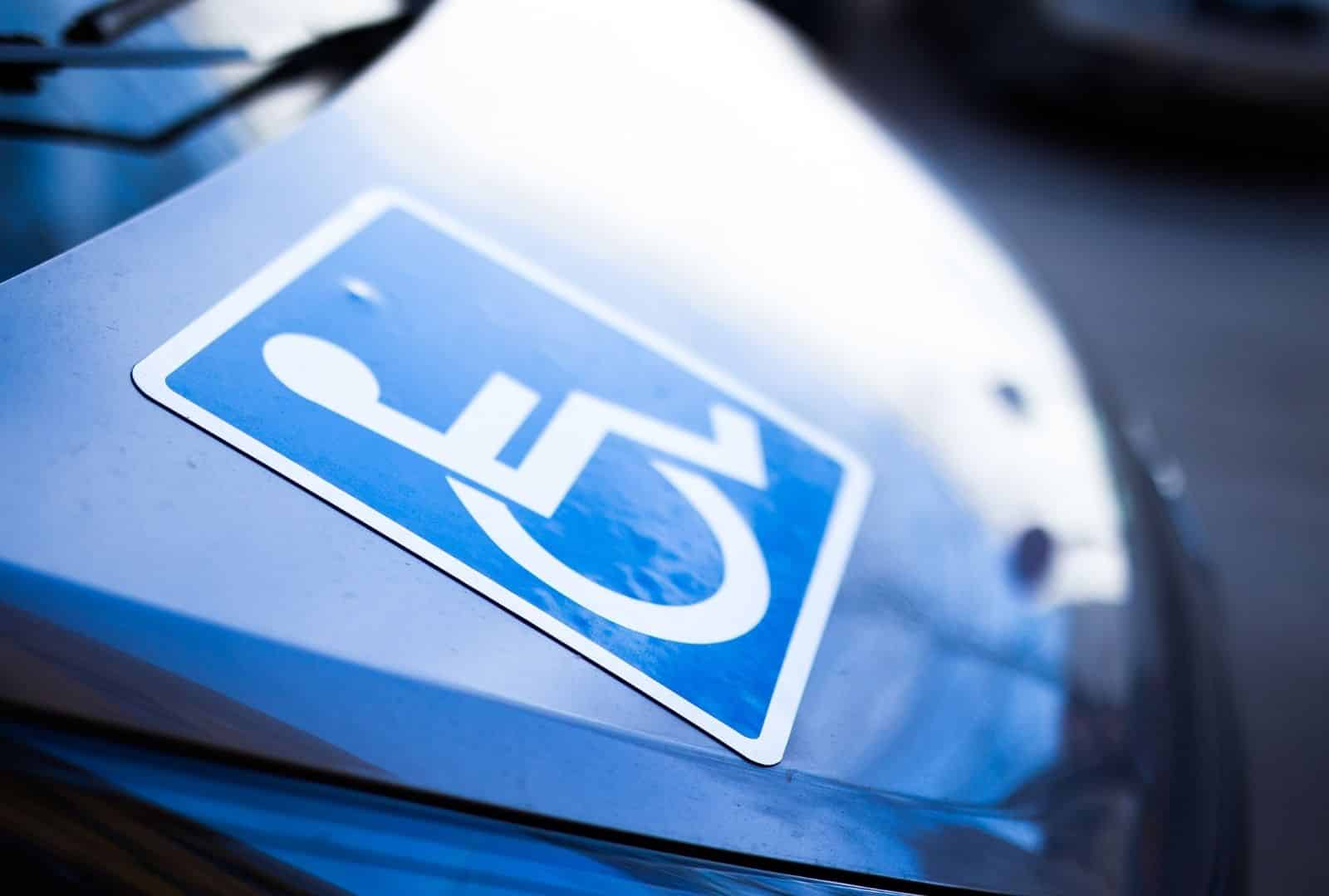 תו נכה כחול מוצמד על שמשת רכב - טופס החלפת רכב תו נכה