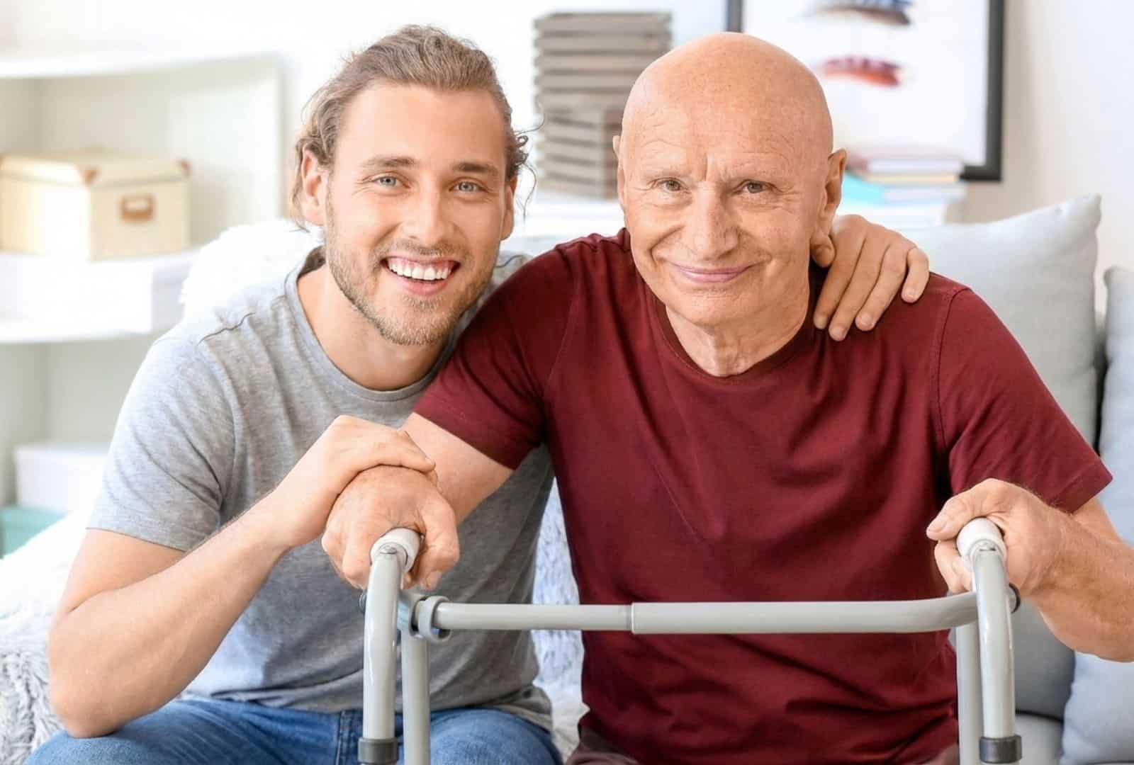 בן משפחה צעיר מחייך לצד אביו הקשיש המחזיק בהליכון, ממחיש את החשיבות של תו נכה לרכב לקשישים עם מגבלות ניידות