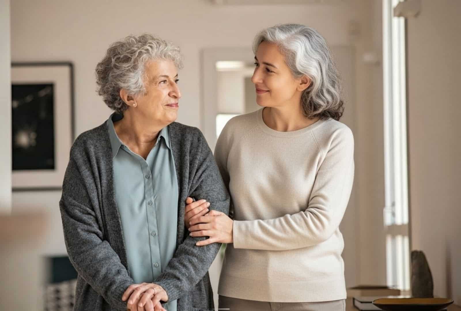 אישה מבוגרת עם קושי בניידות נשענת על בת משפחתה - המחשה לזכאות לתו נכה לרכב לרגל קצרה וקיצור גפה
